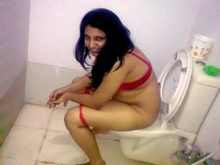 Desi Ahmedabad Bhabhi Nude in Toilet Pics - Gujrati Nangi Ahmedabad Bhabhi Nude Photo