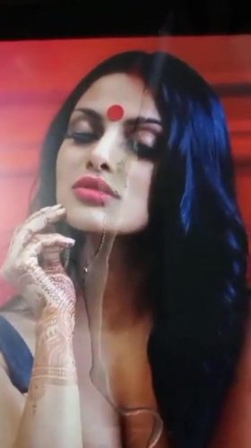 Chandrika Ravi Sizzles in Sizzling Cleavage Reveal