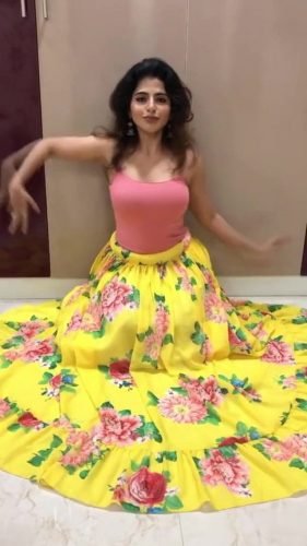 Iswarya Menon’s Sizzling Cleavage Reveal – Blouse Slip-Out